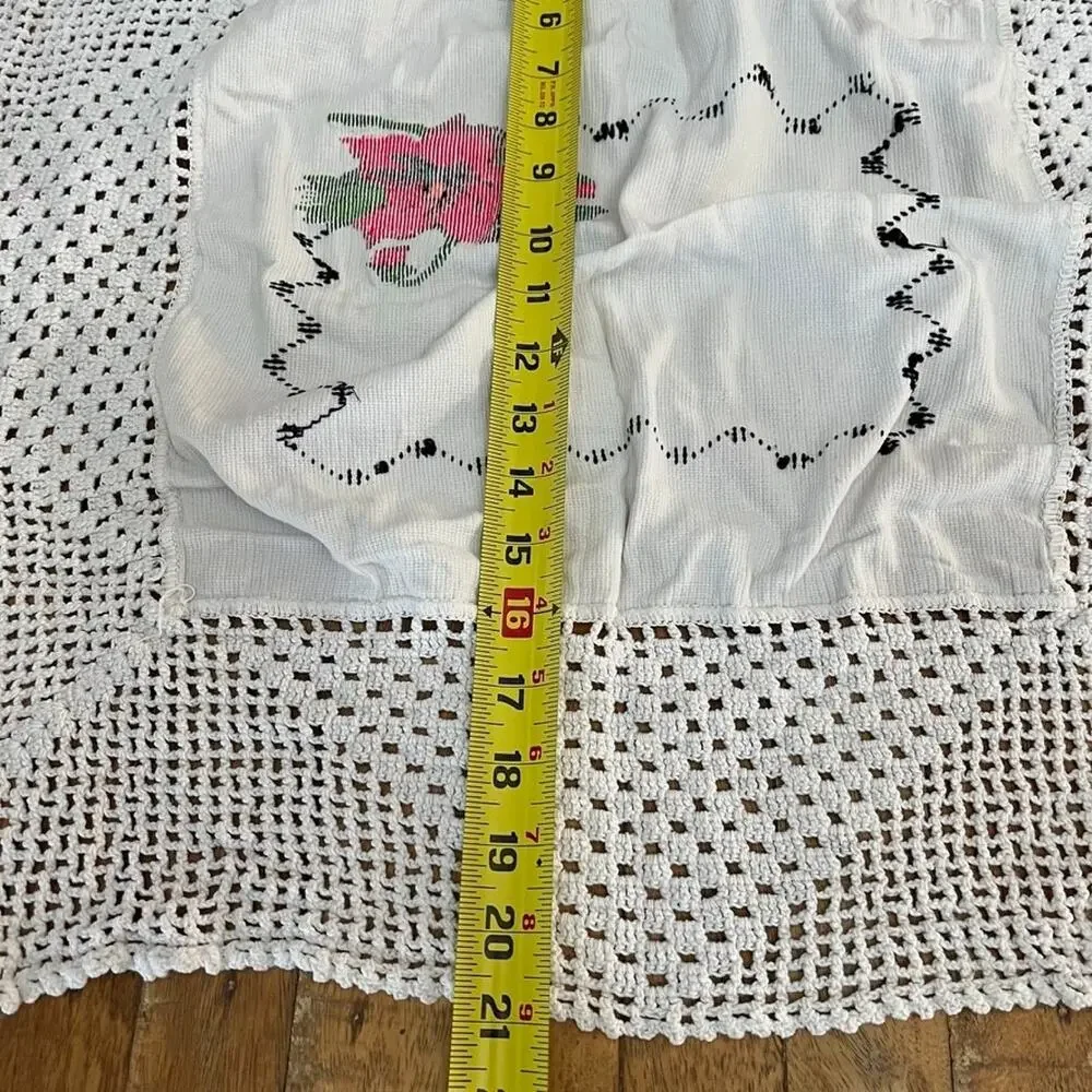Embroidered Poinsettia Mexican Tortilla Servilleta Crochet Border 21 x 22in